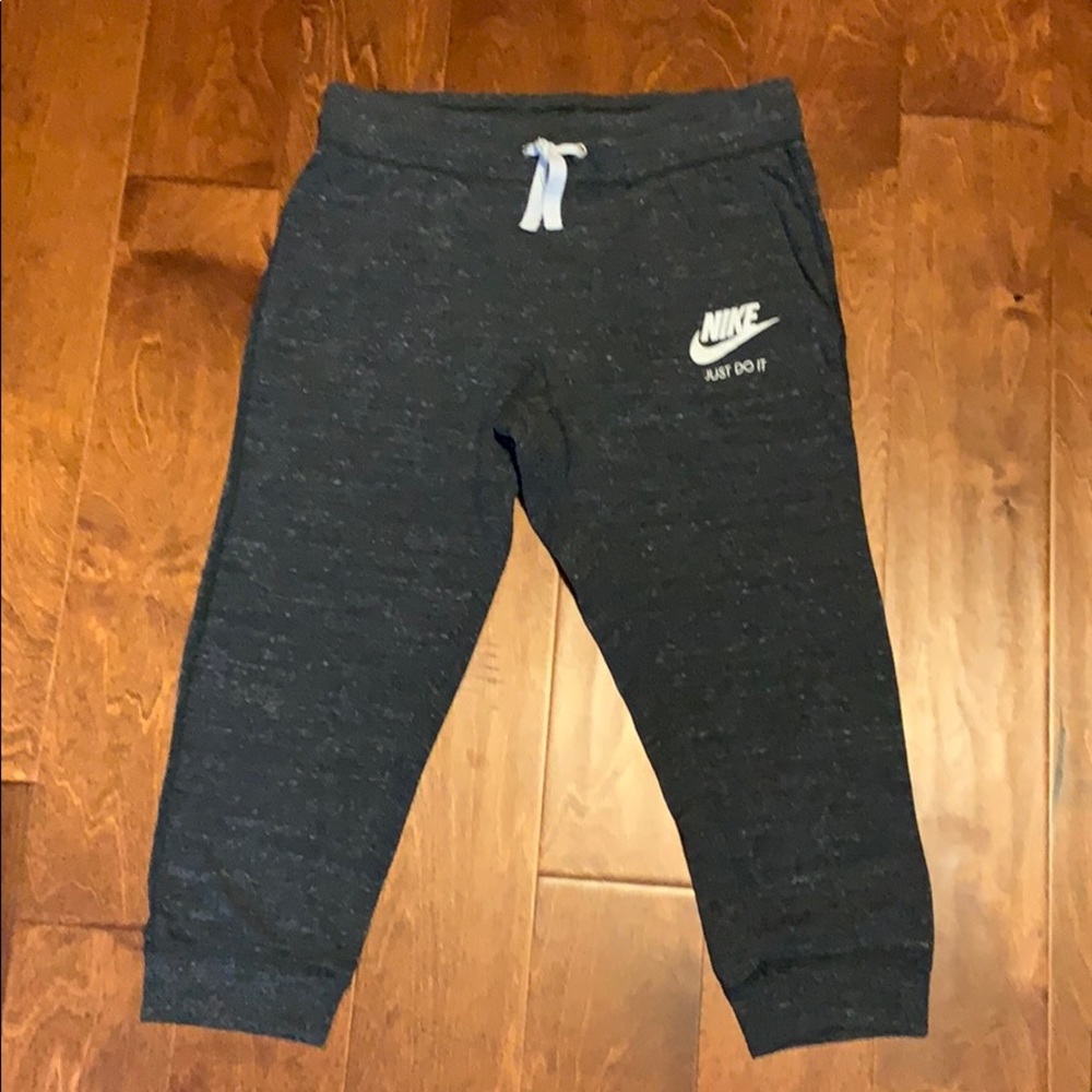 Nike heathered dark gray classic capri joggers